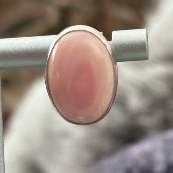 Pink conch sterling silver post earrings - Picture 5 of 7